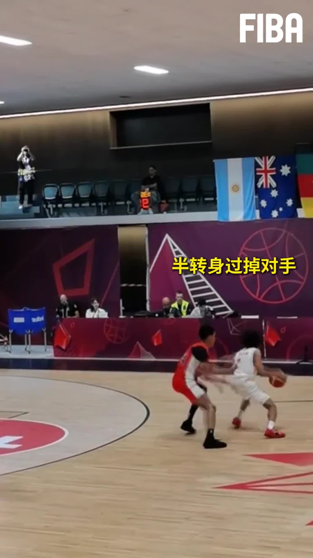 FIBA分享三篮世界杯精彩瞬间：裁判兼职动作指导